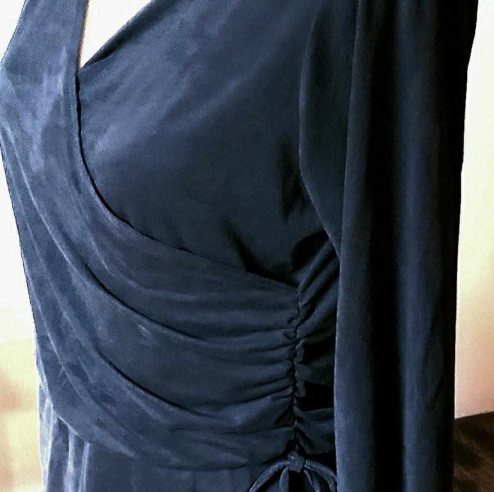 NWOT- STUNNING Navy Skirt & VNeck Cinched Top